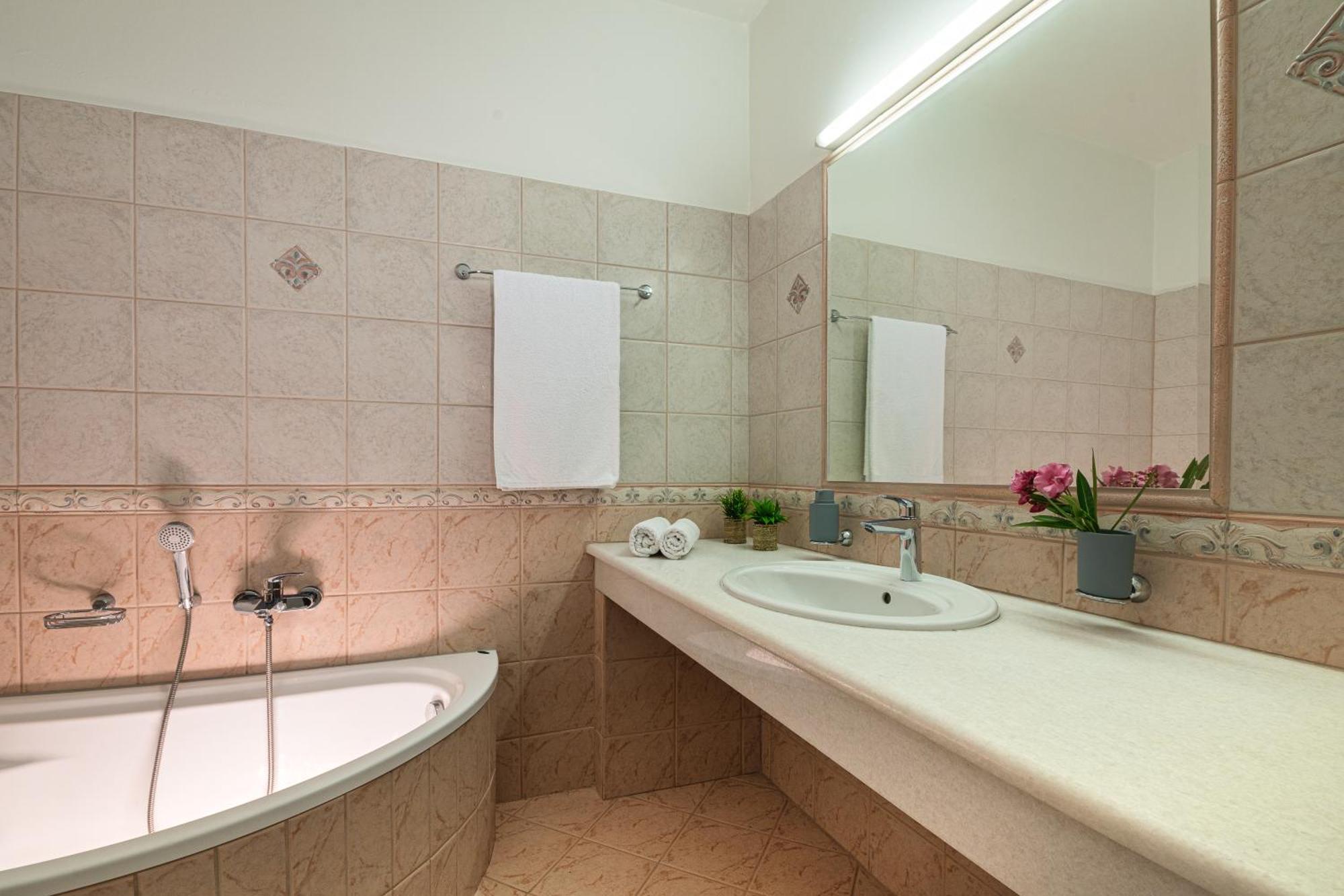 Villa Mariani II - In Lothiarika, Newly Renovated June 2024, Private Pool, Lindos 10 Min, Beach 120M Lardos Bagian luar foto
